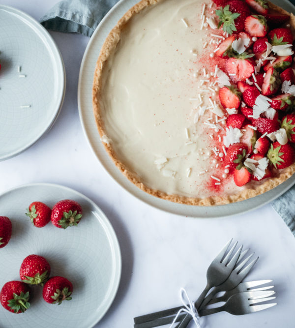 Rezept für Erdbeer-weiße Schokolade-Tarte, knuspriger Boden trifft auf fruchtige Erbeere und moussige weiße Schokoladen-Creme / Strawberry white chocolate tarte [wienerbroed.com]