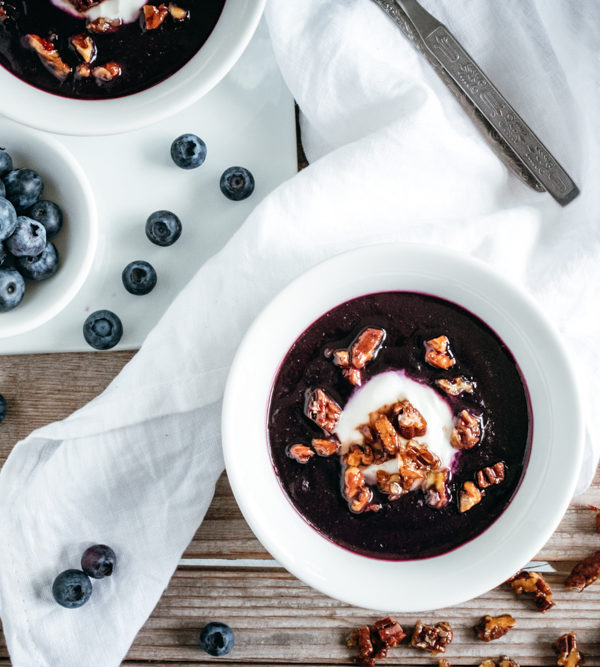 Rezept für Blåbärsoppa, schwedische Blaubeersuppe mit Nusskaramell und Joghurt, ein Rezept von Rachel Khoo / Swedish Blueberry Soup, recipe of Rachel Khoo [wienerbroed.com]