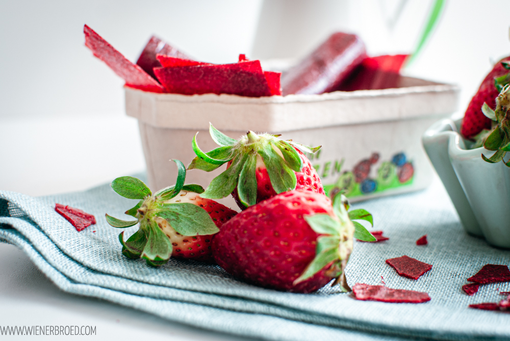 Rezept für Erdbeer-Roll-Ups, leckeres Fruchtleder, Süßigkeit aus Früchten, nicht nur für Kinder / Strawberry Roll Ups [wienerbroed.com]
