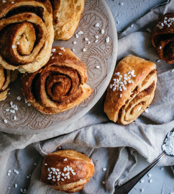 Rezept für Zimtschnecken-Scones, gerollte Scones mit leckerer Zimt-Zucker-Füllung, eine schnelle Variante von Zimtschnecken ohne Hefeteig / Cinnamon bun scones [wienerbroed.com]