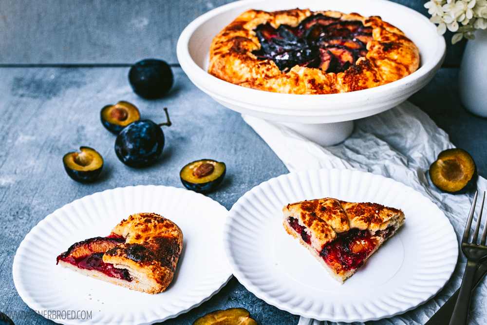 Rezept für Zwetschgen-Galette, knuspriger Mürbeteig mit Zwetschgenfüllung, Alternative zu üblichen Zwetschgen-Kuchen / Damson plum galette [wienerbroed.com]