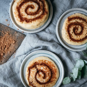 Zimtschnecken-Pancakes, Rezept für kleine, flache Zimtschnecken, Pancakes mit Zimtschnecken-Geschmack und Zimtschnecken-Aussehen, einfache und schnelle Zubereitung / Cinnamon bun pancakes [wienerbroed.com]