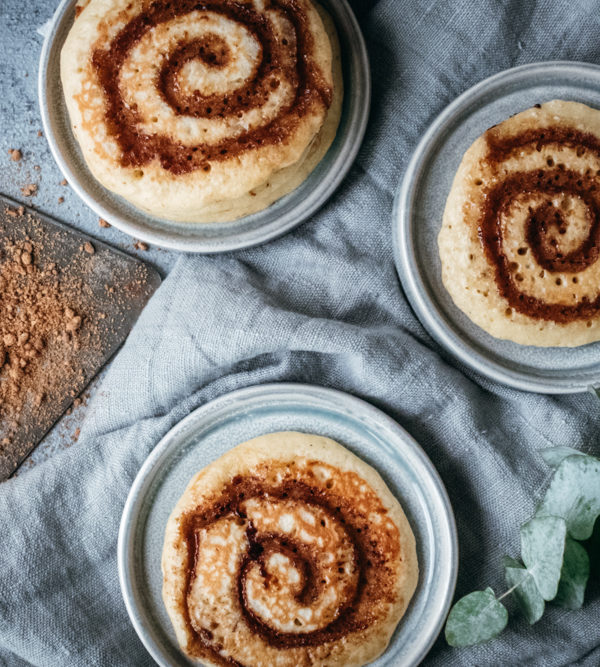 Zimtschnecken-Pancakes, Rezept für kleine, flache Zimtschnecken, Pancakes mit Zimtschnecken-Geschmack und Zimtschnecken-Aussehen, einfache und schnelle Zubereitung / Cinnamon bun pancakes [wienerbroed.com]