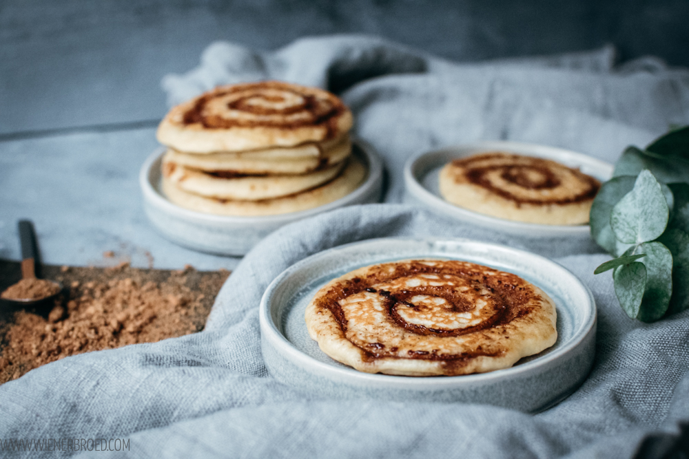 Zimtschnecken-Pancakes, Rezept für kleine, flache Zimtschnecken, Pancakes mit Zimtschnecken-Geschmack und Zimtschnecken-Aussehen, einfache und schnelle Zubereitung / Cinnamon bun pancakes [wienerbroed.com]