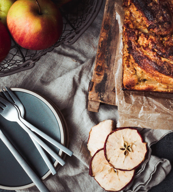 Rezept für Apfel-Marzipan-Striezel, saftiger Hefezopf gefüllt mit geraspelten Äpfeln und Marzipan, Apfel-Marzipan-Zopf / Apple marcipan babka [wienerbroed.com]