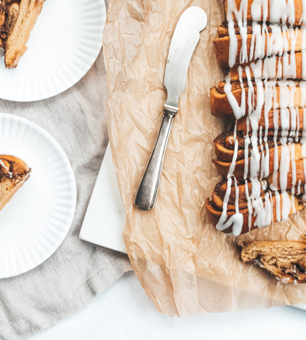 Rezept für eine dänische Kanelstang, fluffiges Hefeteiggebäck gefüllt mit Zimt-Zucker und mit Zuckerguß, dänischer Klassiker / Danish cinnnamon braid [wienerbroed.com]