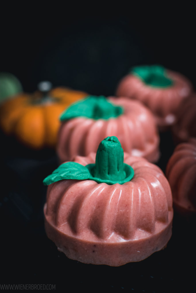 Rezept für Kürbis-Gugelhupf, kleine Schoko-Gugelhupfe mit orangener Vanille-Glasur, die aussehen wie Kürbisse, Halloween-Rezept / Mini pumpkin bundt cakes [wienerbroed.com]