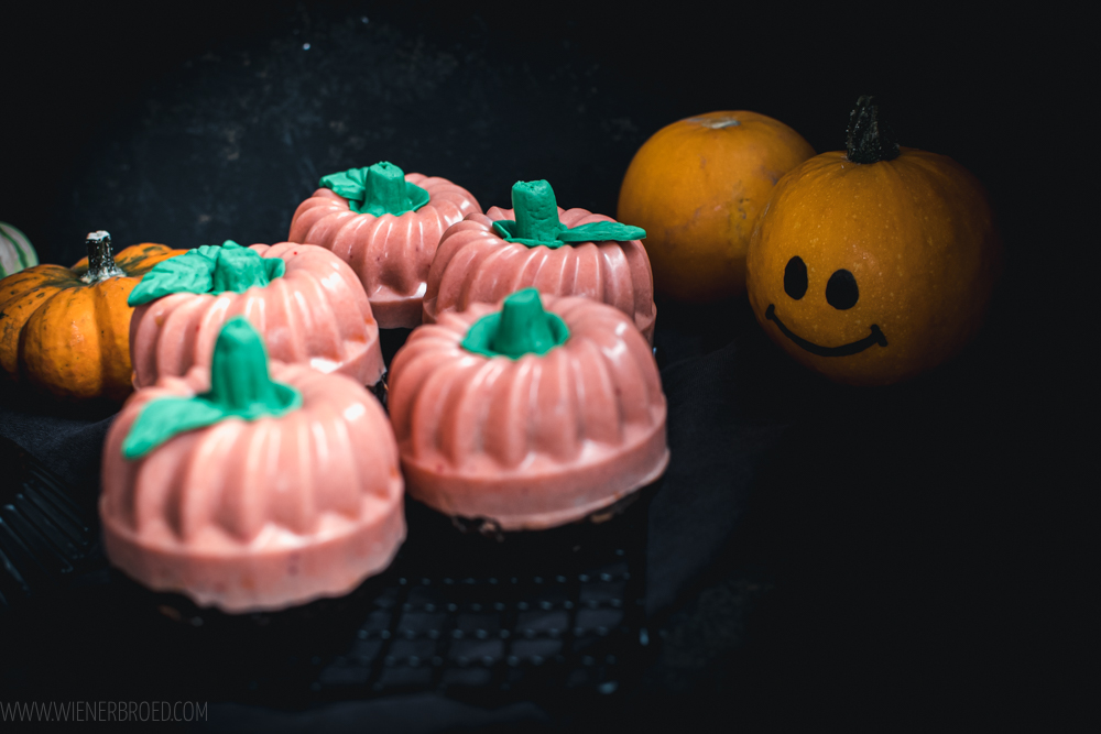 Rezept für Kürbis-Gugelhupf, kleine Schoko-Gugelhupfe mit orangener Vanille-Glasur, die aussehen wie Kürbisse, Halloween-Rezept / Mini pumpkin bundt cakes [wienerbroed.com]