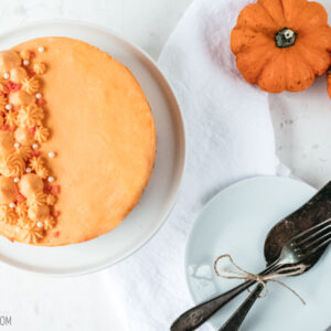 Rezept für Schoko-Kürbis-Kuchen, einem saftigen Schokoladenkuchen mit einer Füllung aus Kürbismarmelade und Frischkäsebuttercreme mit weißer Schokolade / Recipe for chocolate pumpkin cake [wienerbroed.com].