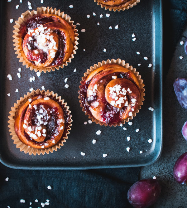 Rezept für Zimt-Zwetschgen-Schnecken, saftige Hefeteigschnecken mit Zimt-Zucker-Füllung und leckerem Zwetschgenröster / Cinnamon plum buns [wienerbroed.com]