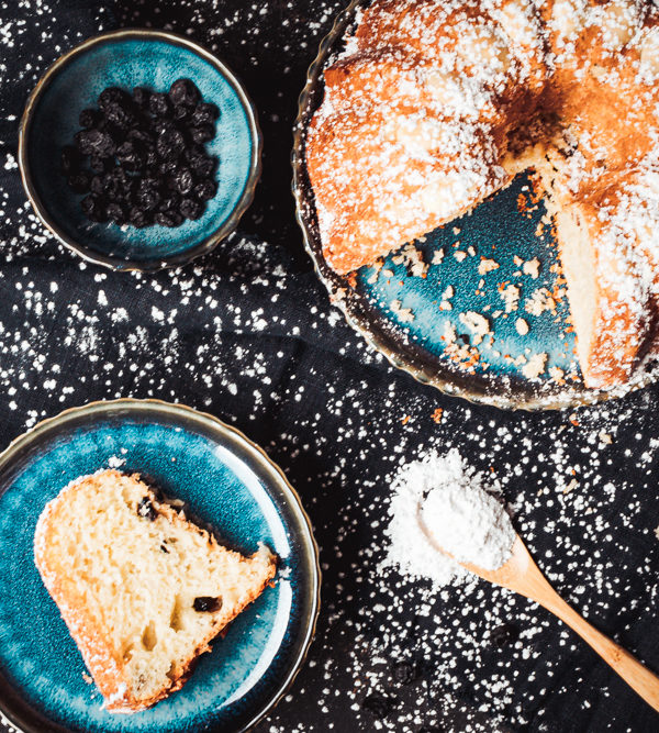 Rezept für Kougelhopf mit Blaubeereen, klassischer elsässer Gugelhupf aus Hefeteig mit Blaubeeren statt Rosinen / Recipe for Kougelhopf, classic Alsatian bundt cake with dried blueberries [wienerbroed.com]