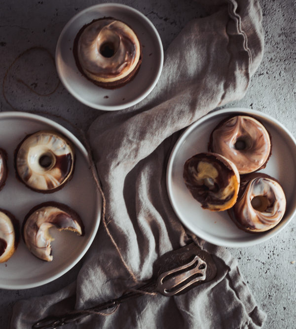 Rezept für Marmor-Donuts, saftige Donuts aus Vanille- und Schokoteig mit einem marmorierten Schokoguss, der Klassiker Marmorkuchen mal anders / Recipe for mamorized donuts [wienerbroed.com]