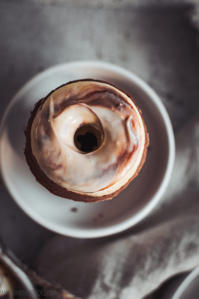 Rezept für Marmor-Donuts, saftige Donuts aus Vanille- und Schokoteig mit einem marmorierten Schokoguss, der Klassiker Marmorkuchen mal anders / Recipe for mamorized donuts [wienerbroed.com]