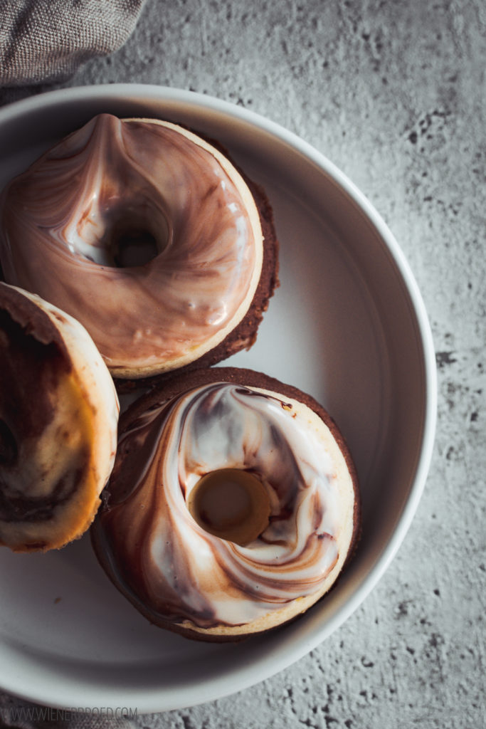 Rezept für Marmor-Donuts, saftige Donuts aus Vanille- und Schokoteig mit einem marmorierten Schokoguss, der Klassiker Marmorkuchen mal anders / Recipe for mamorized donuts [wienerbroed.com]