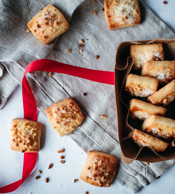 Rezept für Finskbrød, dänische Plätzchen aus Mürbeteig mit Mandeln und Zucker, in Schweden bekannt als Finska Pinnar / Danish christmas cookies FInskbrød [wienerbroed.com]