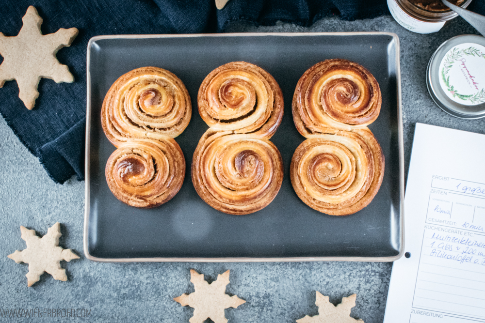 Rezept für Pepparkakor Bullar, Hefeschnecken mit einer Füllung aus Aufstrich mit Pepparkakor, mit Rezept für Pepparkakor Cookie Butter / Recipe for Pepparkakor yeast dough buns [wienerbroed.com]