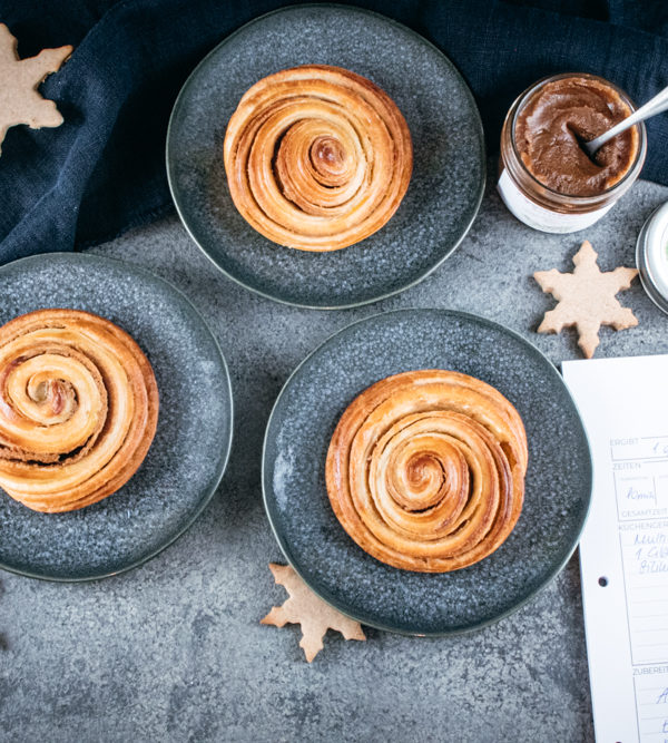 Rezept für Pepparkakor Bullar, Hefeschnecken mit einer Füllung aus Aufstrich mit Pepparkakor, mit Rezept für Pepparkakor Cookie Butter / Recipe for Pepparkakor yeast dough buns [wienerbroed.com]