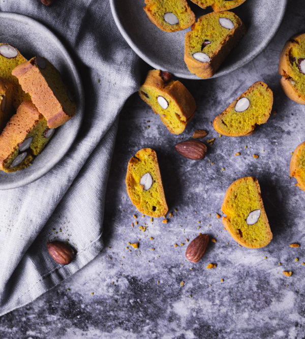 Rezept für Saffransskorpor, doppelt gebackene schwedische Safrankekse mit Mandeln, ähnlich den italienischen Cantuccini / Swedish saffron cookies Saffransskorpor [wienerbroed.com]