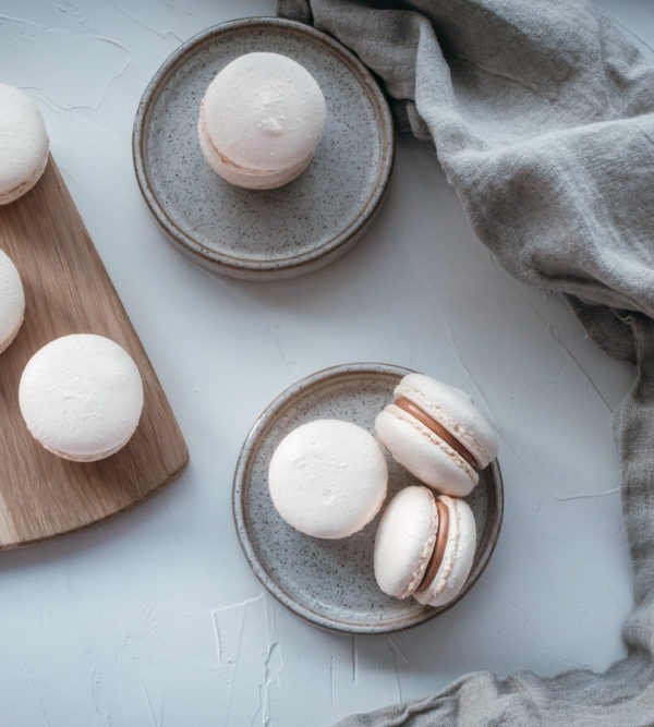 Rezept für Mandel-Macarons, zartes Baiser gefüllt mit Mandelcreme, und meine besten Tipps zum entspannten Macaron backen / Almond macarons [wienerbroed.com]