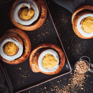 Rezept für Solskinnsboller, typisch norwegischen saftige Zimtschnecken mit einem großen Klecks Vanillecreme in der Mitte und Zuckerguss / Solskinnsboller, Norwegian cinnamon buns with custard [wienerbroed.com]