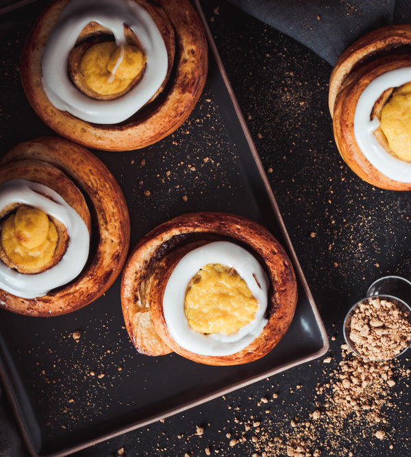 Rezept für Solskinnsboller, typisch norwegischen saftige Zimtschnecken mit einem großen Klecks Vanillecreme in der Mitte und Zuckerguss / Solskinnsboller, Norwegian cinnamon buns with custard [wienerbroed.com]