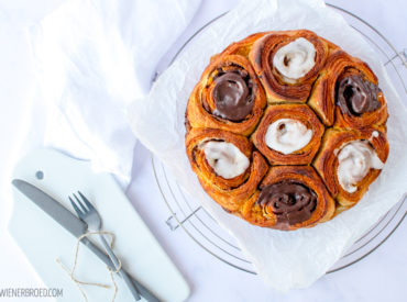 Der klassische dänische Plunderteigkuchen für das echte Ferienhaus-Urlaubsgefühl zuhause. Mit Vanillecreme, Remonce und großen Klecksen Zuckerguss!