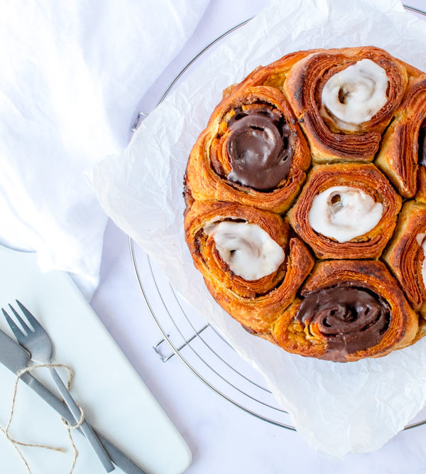 Rezept für Dagmartærte, klassischer dänischer Plunderteigkuchen mit Vanillecreme, Remonce & Zuckerguss, Tipps wie man Plunderteig macht, Smørtærte / Dagmartærte, classic Danish cake with vanilla custard [wienerbroed.com]