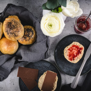 Rezept für Rundstykker, fluffige, dänische Brötchen mit Mohn aus Hefeteig, wie im Dänemark-Urlaub, dänische Brötchen, Ferienhaus-Frühstück / Danish rolls Rundstykker [wienerbroed.com]