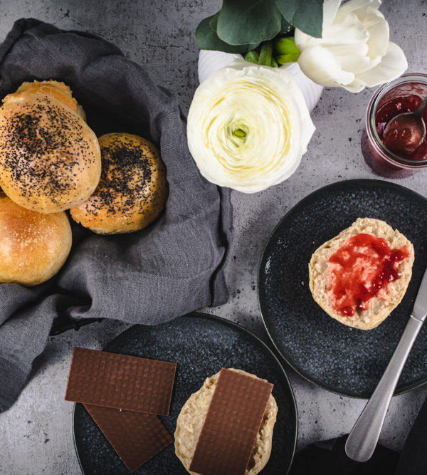 Rezept für Rundstykker, fluffige, dänische Brötchen mit Mohn aus Hefeteig, wie im Dänemark-Urlaub, dänische Brötchen, Ferienhaus-Frühstück / Danish rolls Rundstykker [wienerbroed.com]