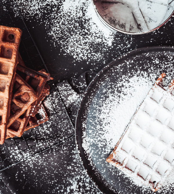 Rezept für Kladdkaka-Waffeln, knusprige, saftige Schokowaffeln wie der schwedische Schokoladenkuchen, Rezept für belgisches Waffeleisen, Brownie-Waffeln / Kladdkaka waffles, like the Swedish Brownie [wienerbrod.com]