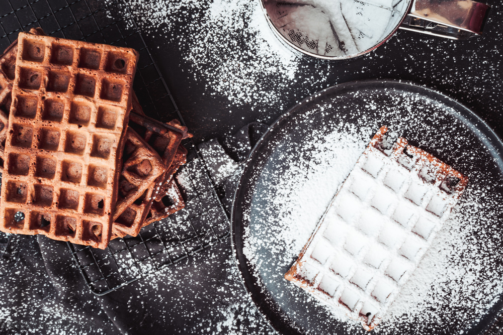 Rezept für Kladdkaka-Waffeln, knusprige, saftige Schokowaffeln wie der schwedische Schokoladenkuchen, Rezept für belgisches Waffeleisen, Brownie-Waffeln / Kladdkaka waffles, like the Swedish Brownie [wienerbrod.com]