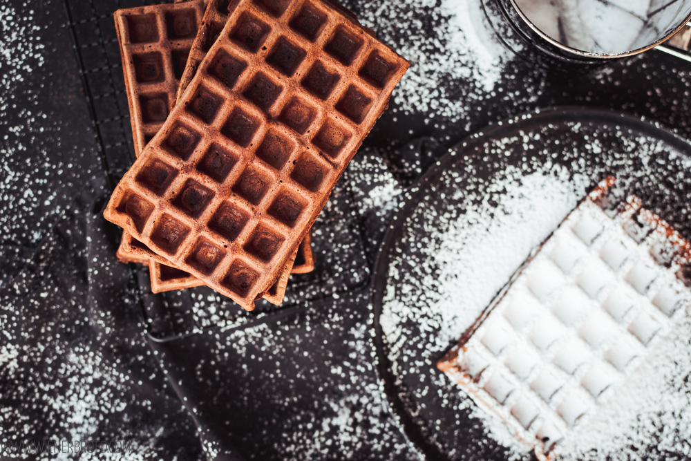 Rezept für Kladdkaka-Waffeln, knusprige, saftige Schokowaffeln wie der schwedische Schokoladenkuchen, Rezept für belgisches Waffeleisen, Brownie-Waffeln / Kladdkaka waffles, like the Swedish Brownie [wienerbrod.com]