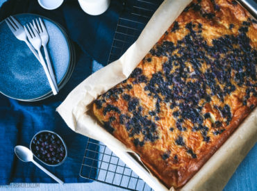 Der typische finnische Pfannkuchen auf dem Blech im Ofen gebacken mit der Beere des Nordens: Blaubeeren! Schnell gemacht, schmeckt hervorragend und lässt einen in Gedanken in den Sommer Skandinaviens reisen!