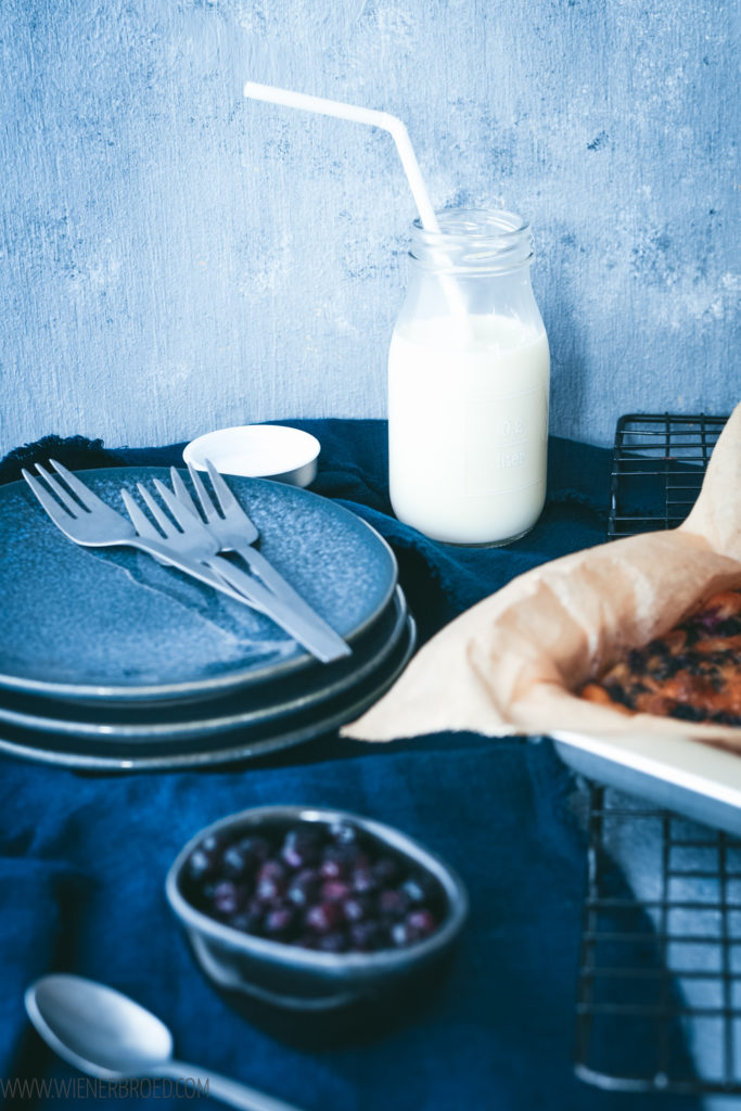 Rezept für Mustikkapannukakku, typisch finnischer Blaubeer-Pfannkuchen, im Ofen gebacken / Mustikkapannukakku, Finnish blueberry pancake [wienerbroed.com]