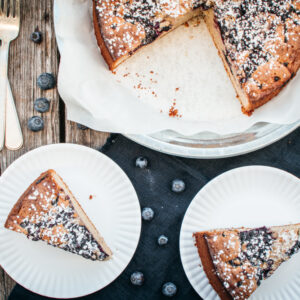 Rezept für Blaubeerkuchen, ein schnelles und einfaches Rezept für einen Rührteigkuchen mit Blaubeeren mit Zimt und Kardamom [wienerbroed.com]