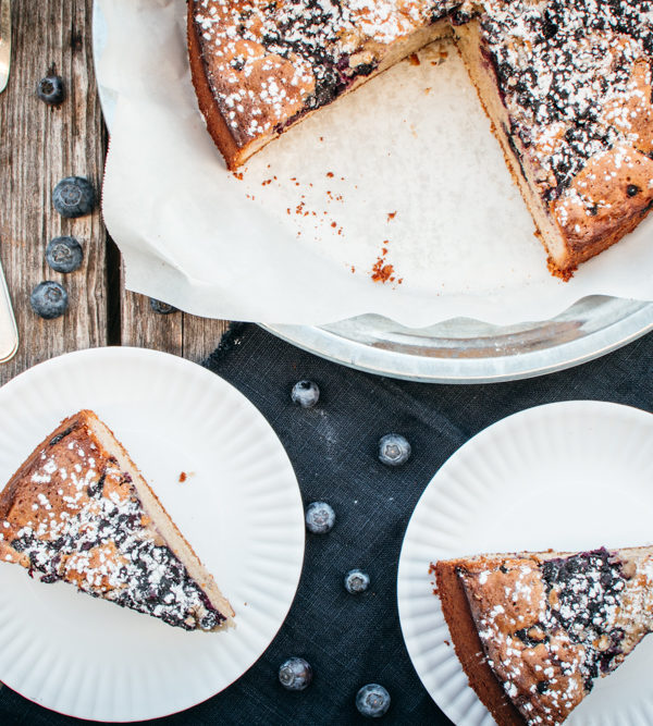 Rezept für Blaubeerkuchen, ein schnelles und einfaches Rezept für einen Rührteigkuchen mit Blaubeeren mit Zimt und Kardamom [wienerbroed.com]