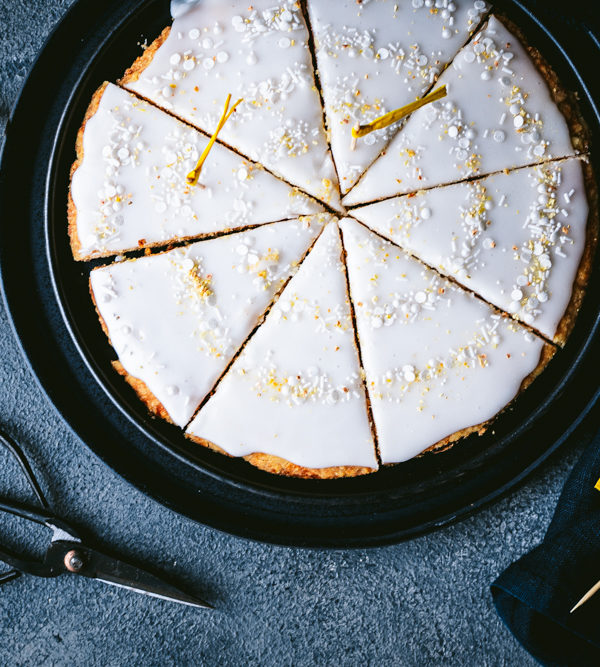 Rezept für Zitronenschnitten, Mürbeteigschnitten nach Art einer dänsichen Hindbærsnitte, gefüllt mit Lemon Curd und getoppt mit einer dicken Schicht Puderzuckerguss / Lemon Curd Bars like Danish raspberry bars [wienerbroed.com]