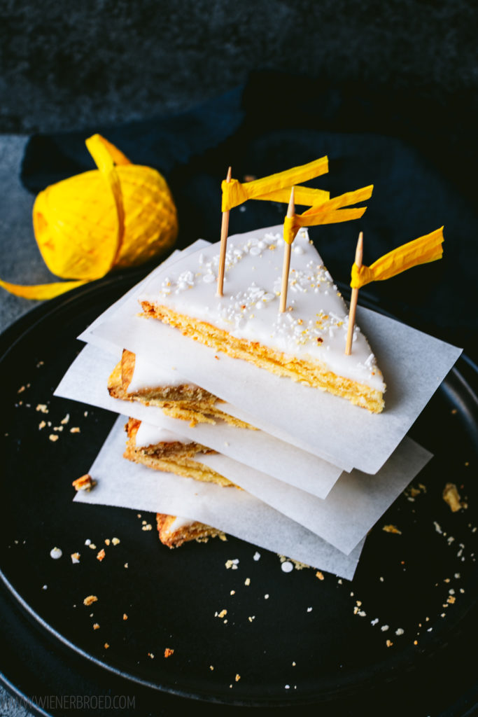 Rezept für Zitronenschnitten, Mürbeteigschnitten nach Art einer dänsichen Hindbærsnitte, gefüllt mit Lemon Curd und getoppt mit einer dicken Schicht Puderzuckerguss / Lemon Curd Bars like Danish raspberry bars [wienerbroed.com]