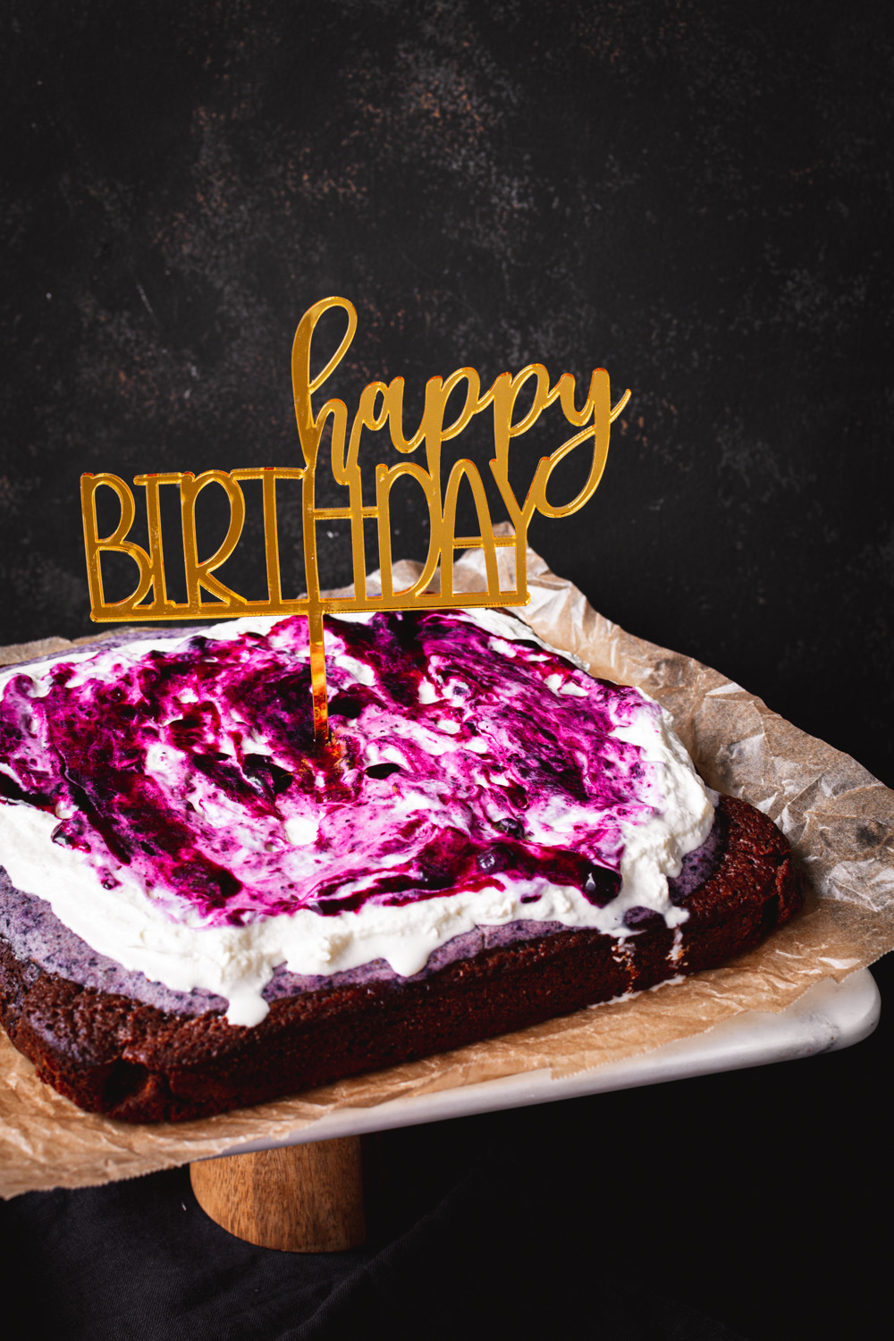 Brownie mit Schlagsahne und Blaubeer-Kompott und Cake Topper "Happy Birthday"