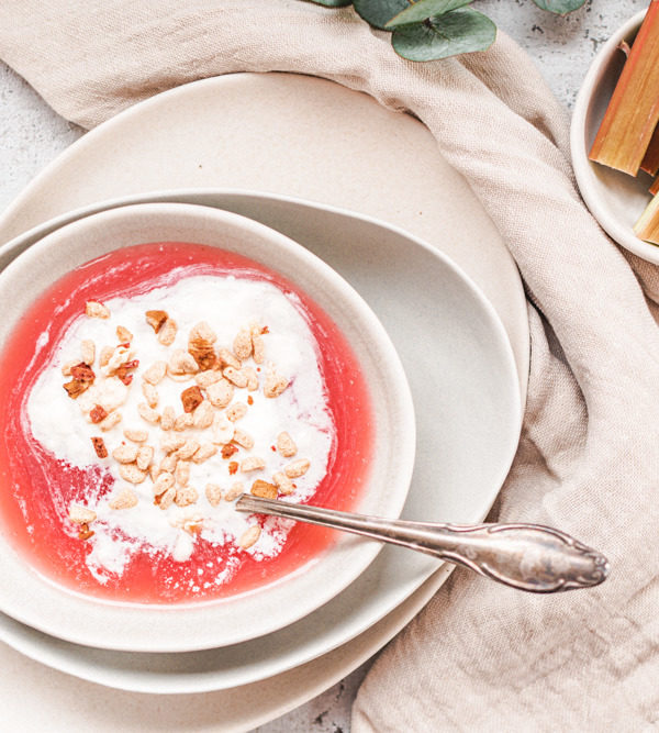 Flatlay mit schwedischer Rhabarber-Suppe