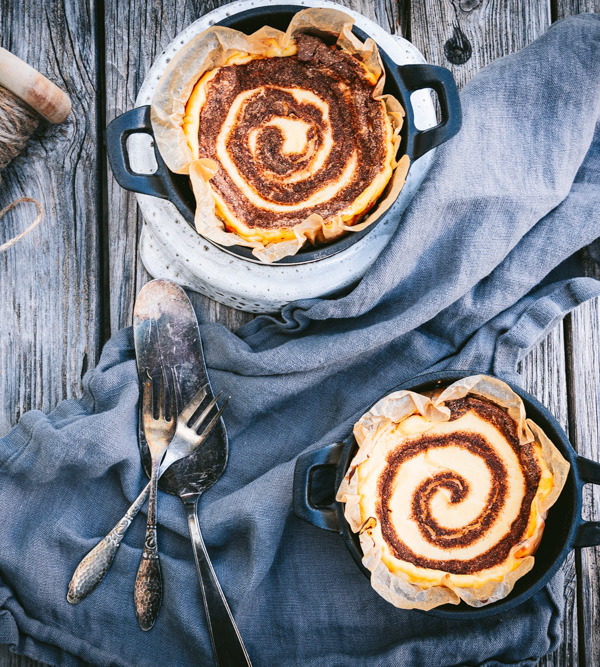 Flatlay mit Zimtschnecken-Cheesecakes, Besteck und Sisalschnur