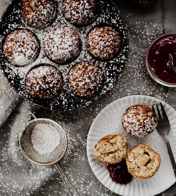 Flatlay mit Æbleskiver-pfanne und frttigem Gebäck