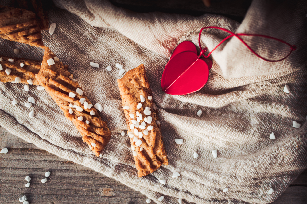 Pepparkakssnittar mit Weihnachtsschmuck