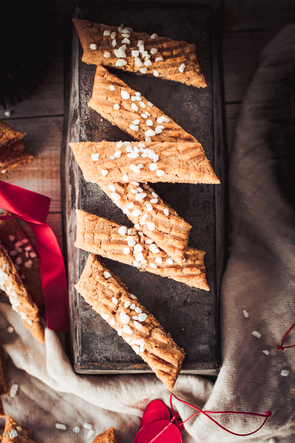 Schwedische Pepparkakor in Streifen mit Hagelzucker