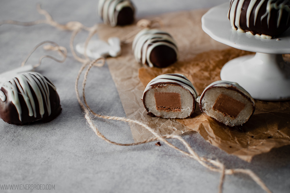 Mit Nougat gefüllte dänische Marzipaneier