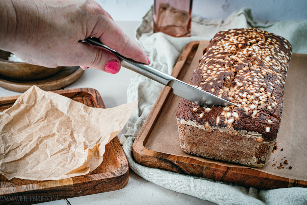 Bananenbrot anschneiden