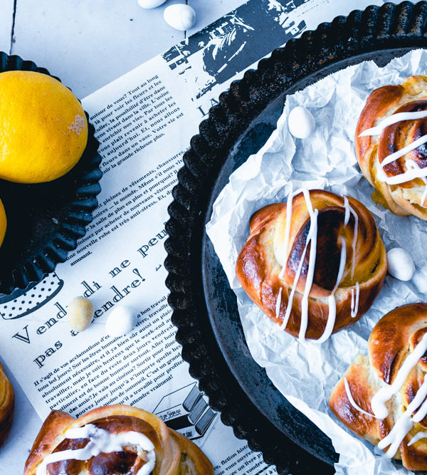 Flatlay mit Hefeschnecken mit Zitronen