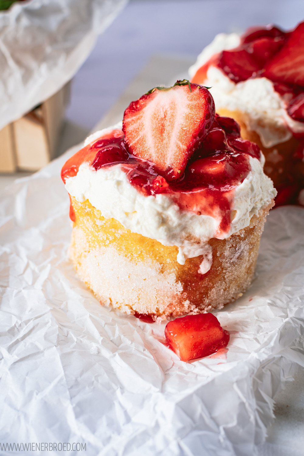 Selbstgemachte Biskuitrolle mit Erdbeeren-Füllung