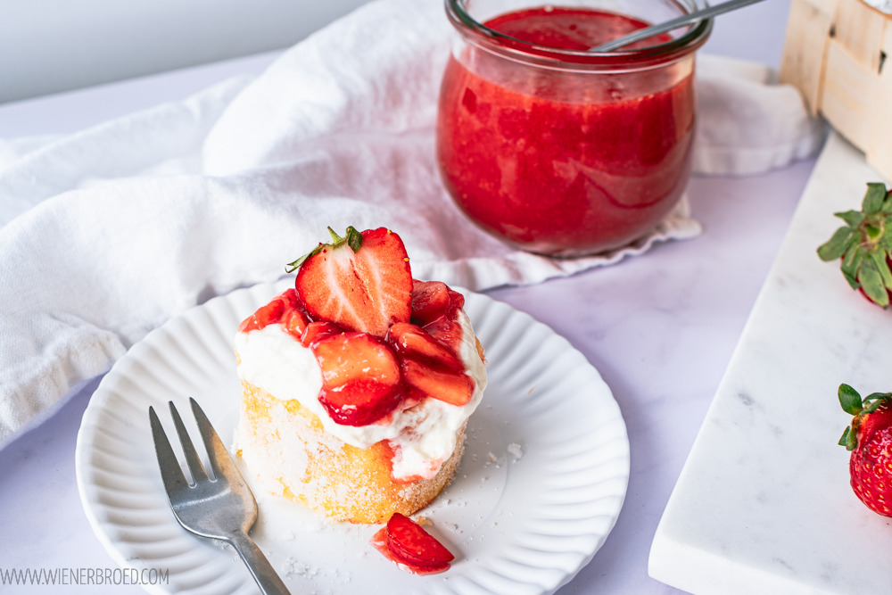 Biskuitrollenstücke aus Schweden mit Erdbeeren und Sahne