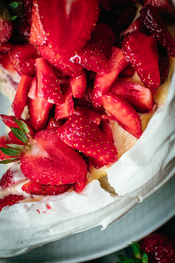 Pavlova med jordgubbar - Wienerbrød - skandinavisch backen